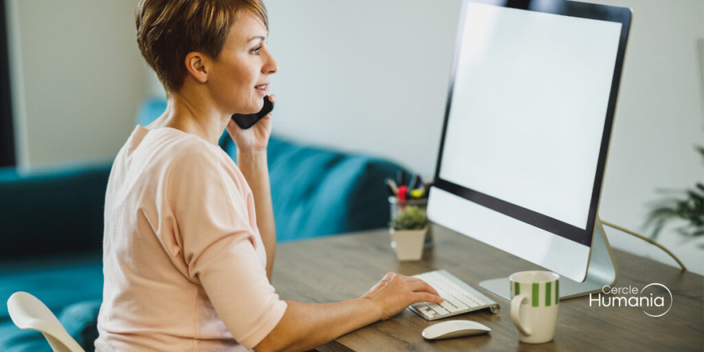 Personne travaillant de chez elle - télétravail